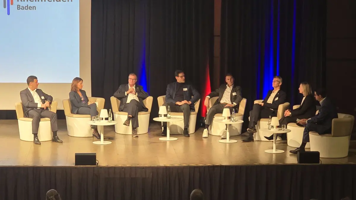 Bei der Podiumsdiskussion zum Jubiläum (von links): Jörg Falkenberg (Standortleiter Evonik Industries), Bundestagsabgeordnete Rita Schwarzelühr-Sutter, OB Klaus Eberhardt, Paul Kempf (Breitbandversorgung KKr Lörrach), Markus Schwamm (Städtische Wohnbau), Klaus Müller (Naturenergie), Evelyn Rubli (Industrielle Werke Basel) und Kulturamtsleiter Dario Rago.