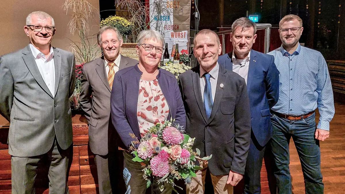 Adrian Steiner (hinten, von links), Aufsichtsratschef Klaus Doll, Holger Meyer-Boye und Benjamin Seybold verabschiedeten den ehrenamtlichen Vorstandsvorsitzenden Thomas Dieterle (Dritter von rechts). Für Gattin Johanna Dieterle gab’s Blumen.