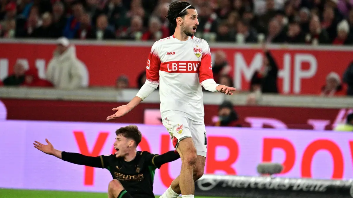 VfB Stuttgart - Borussia Mönchengladbach: Fußball, Männer: Bundesliga, VfB Stuttgart - Bor. Mönchengladbach, 7. Spieltag, MHPArena. Atakan Karazor (VfB Stuttgart, vorne) und Lukas Ullrich (Bor. Mönchengladbach) beschweren sich nach einem Foul. (zu dpa: «Nach «Tiefpunkt»: Welches Gesicht zeigt der VfB im Pokal?»)
