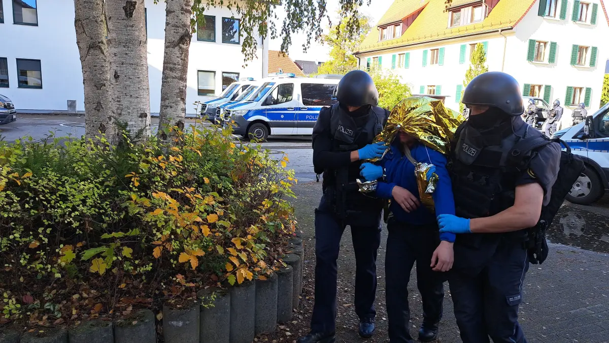 Zwei Einsatzkräfte tragen bei der Übung einen Verletzten-Darsteller in das provisorisch eingerichtete medizinische Versorgungszentrum.