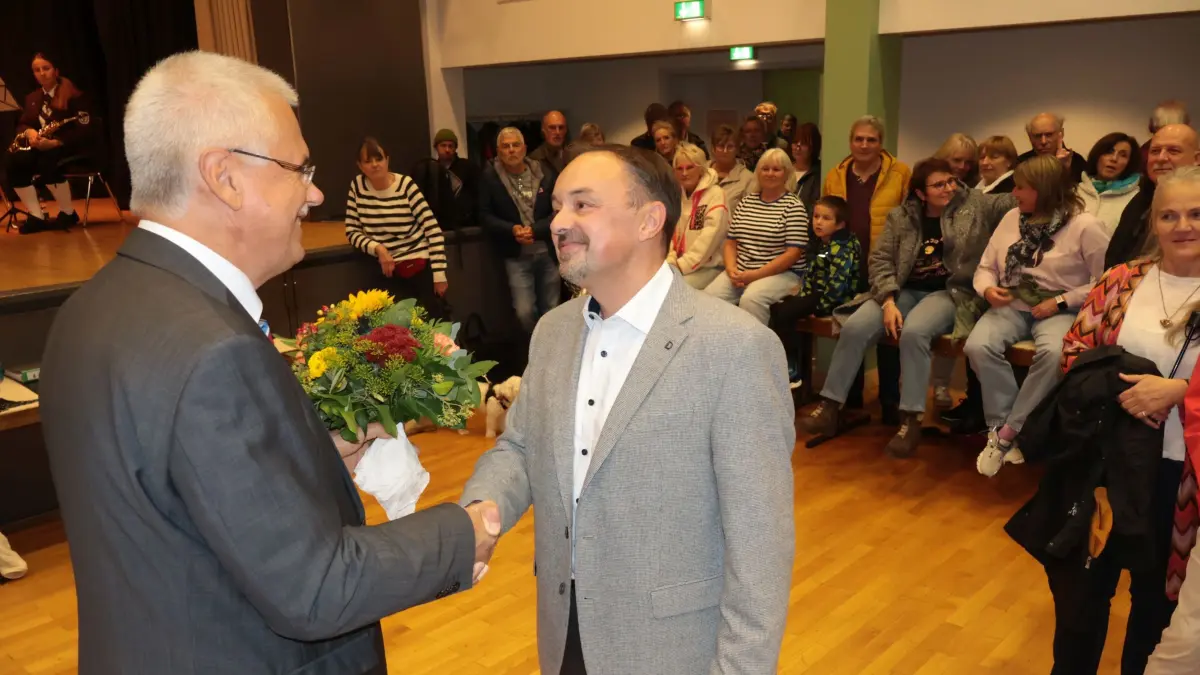 Der Amtsinhaber gratuliert dem Nachfolger: Jens Häußler (links) mit dem frisch gebackenen Rathauschef Miguel Pires Marques.