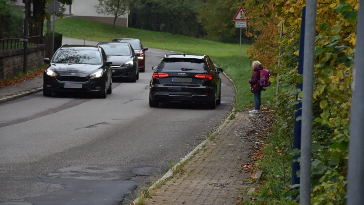 Oft minutenlang warten Kinder – wie hier auf unserem Bild zu sehen –, um die L 181 in Richtung Niedereschach gefahrlos überqueren zu können.