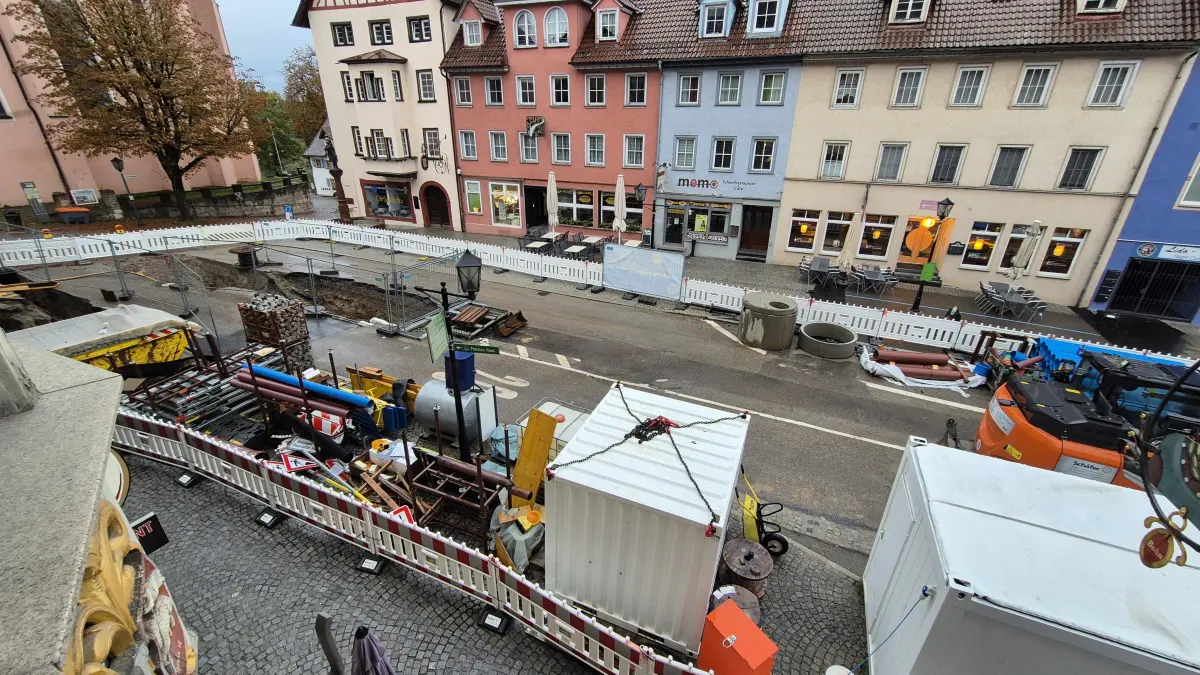Noch braucht man viel Fantasie, um sich den Friedrichsplatz als Aufenthaltsparadies vorzustellen. Wasserspiel und Vernebelungssäulen sind jedenfalls jetzt begraben.