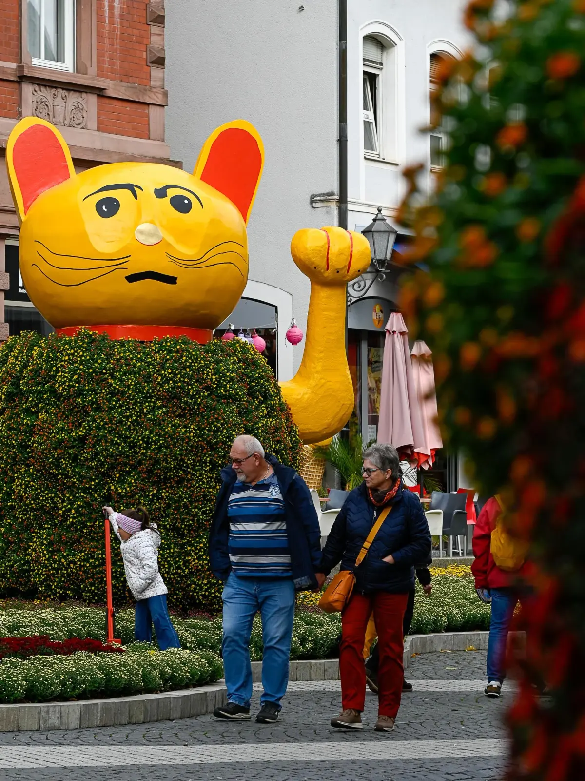 Die Winkekatze auf dem Urteilsplatz zählte schon am Samstag zu den beliebtesten Fotomotiven.