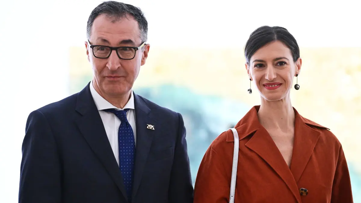 Cem Özdemir und seine Frau Flavia Zaka : Cem Özdemir (Bündnis 90/Die Grünen), Ministerpräsident in Baden-Württemberg und seine Frau Flavia Zaka stehen bei Wiedereröffnung der erweiterten Kunsthalle Würth in der Kunsthalle nebeneinander. (zu dpa: «Özdemirs Feierabend-Fimmel - und was seine Frau davon hält»)