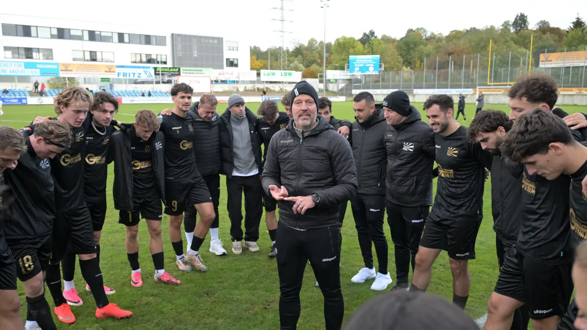 08-Coach Matthias Uhing lobte seine Spieler nach dem souveränen 2:0-Sieg beim 1. CfR Pforzheim.