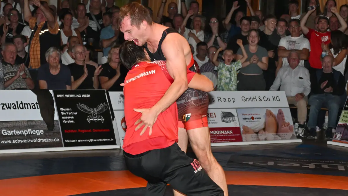 Riesiger Jubel herrschte bei Trainer Matthias Brenn und den Fans, nachdem David Brenn das Duell gegen Alish Alish im Schlussspurt mit 8:7 gewann.