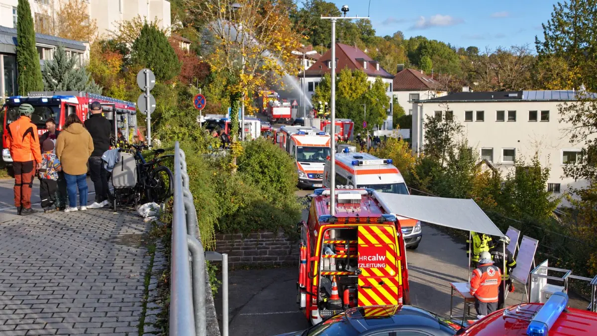 Ein gewaltiges Blaulicht-Aufgebot versammelte sich am Wochenende vor dem alten Krankenhaus.