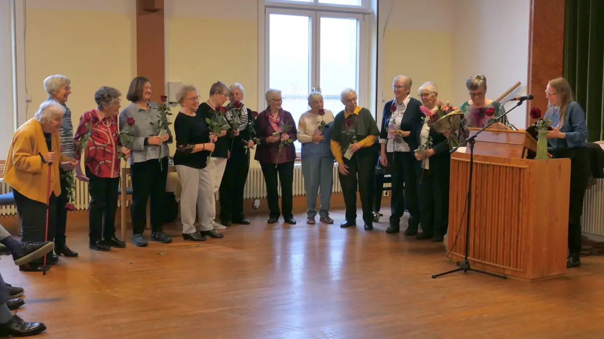 Für ihr Engagement werden die Vorstandsmitglieder des evangelischen Kranken- und Hilfsvereins mit Rosen bedacht.