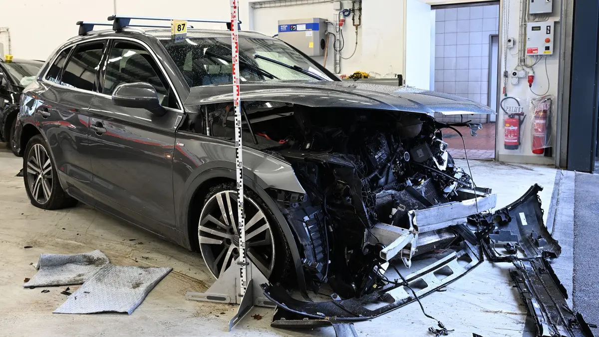 Das Auto der vier flüchtenden Einbrecher wurde beim Unfall massiv beschädigt.