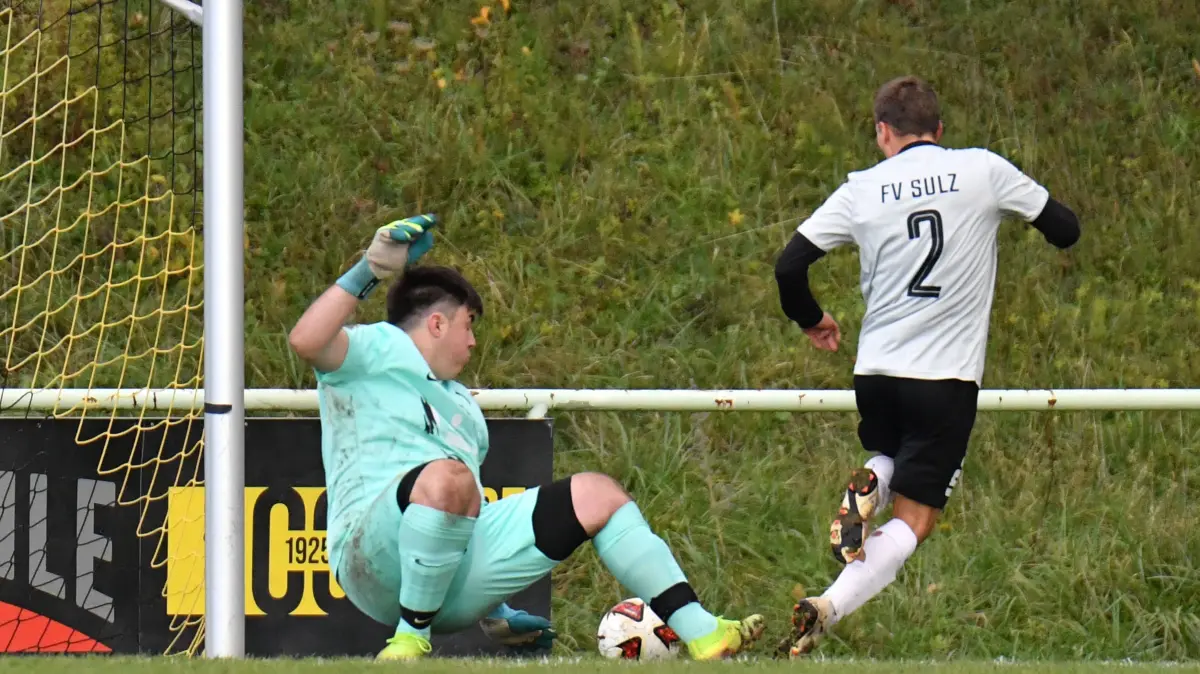 Felix Studer erzielt das 1:0 für die Sulzer. Torwart Justin Durban ist geschlagen.