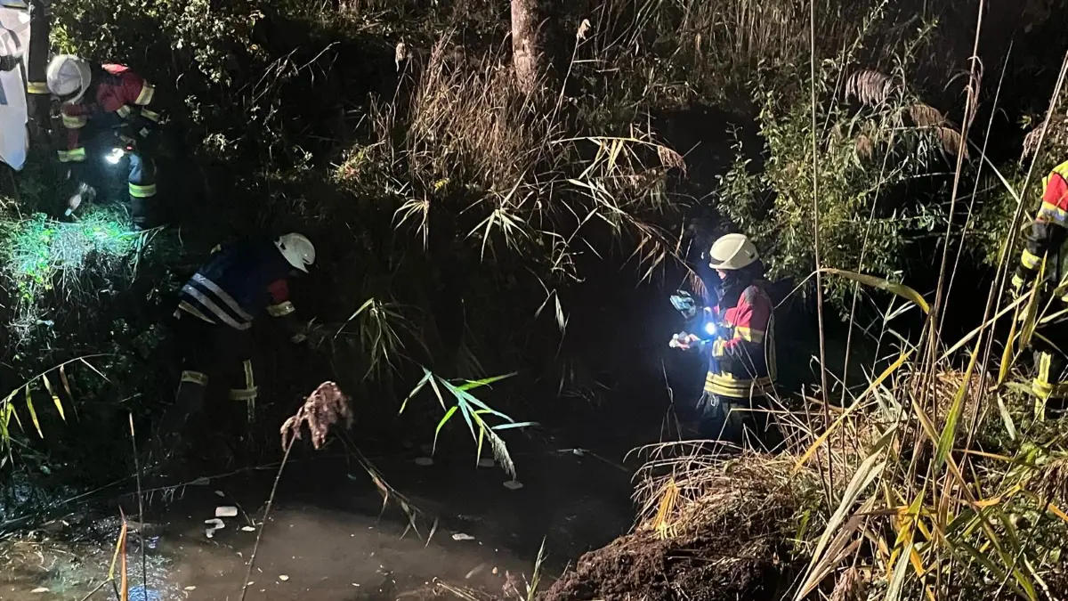 In Dietingen kam ein Autofahrer von der Straße ab und landete im Schwarzenbach. Feuerwehr und Polizei fanden ihn erst nach einer Suche im angrenzenden Wald.