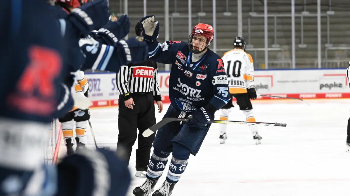 Torjubel Matvejs Bakalovs (U20 Wild Wings Future #75)
beim Spiel U20 Wild Wings Future (blau) gegen EV Fuessen (weiß) am 16.12.2023 in Schwenningen