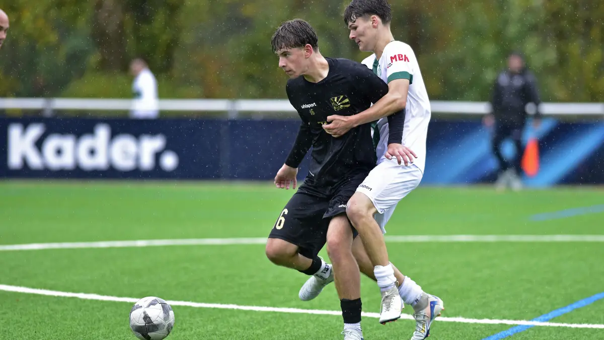 Die U17 der DJK Donaueschingen (weiß, hier im Derby gegen die U17 des FC 08) siegte am Wochenende mit 4:2.