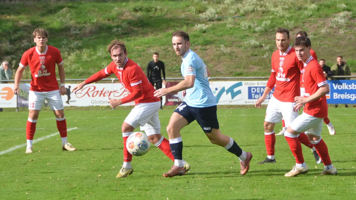 Hofstettens Luca Kehl (rotes Dress) stoppt hier den Denzlinger Kristian Disch, Maik Wichmann (links) sichert hinten ab, Marc Hengstler und Moritz Matt (rechts) beobachten die Szene