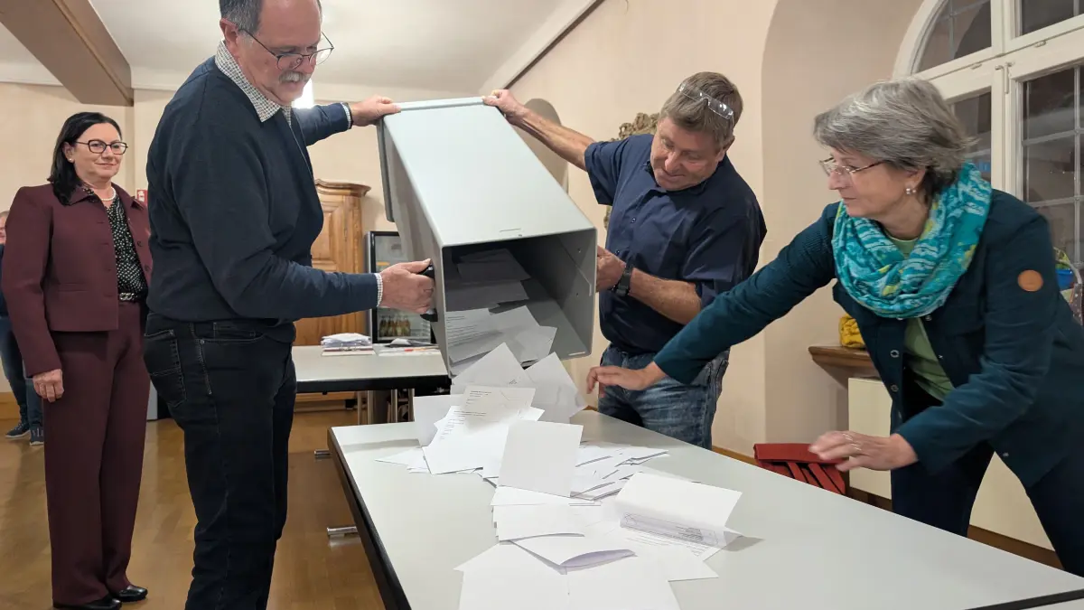 Die Urnen sind geleert, es geht an die Auszählung.