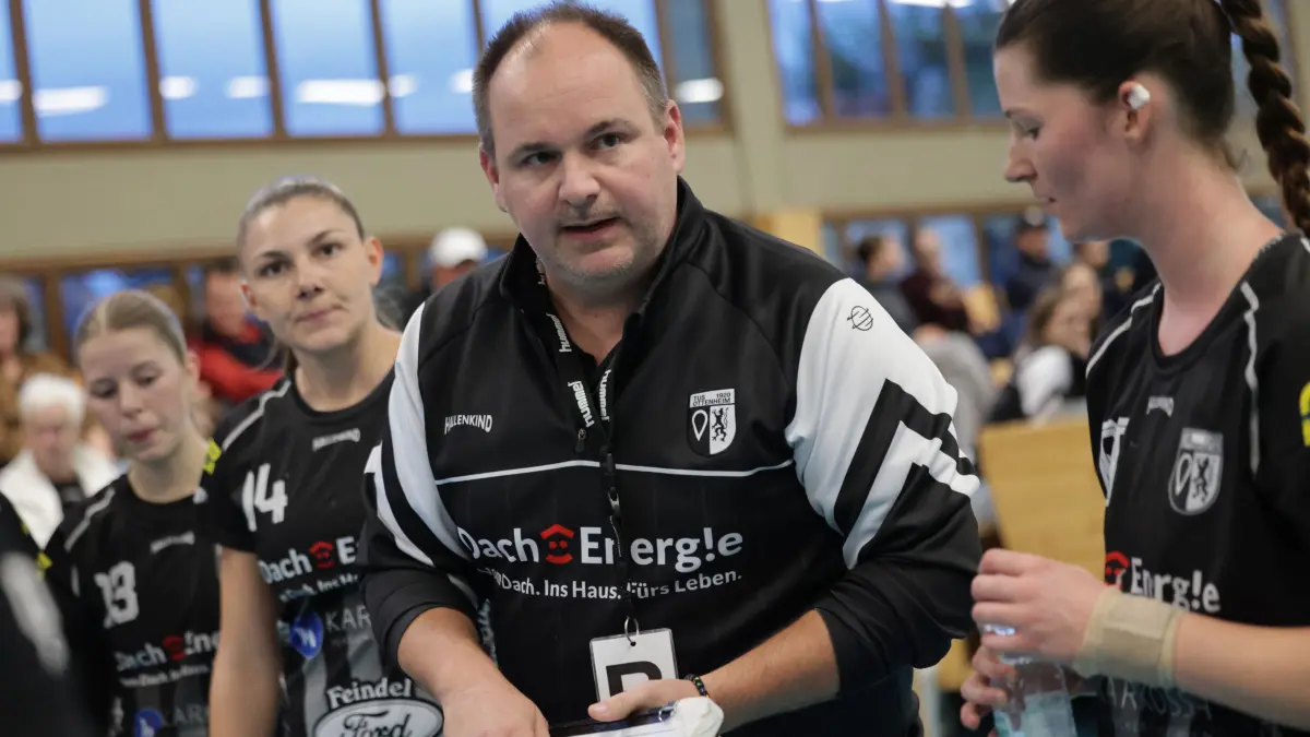 Trainer Nico Baumann gibt seinem Team in der Auszeit Anweisungen.