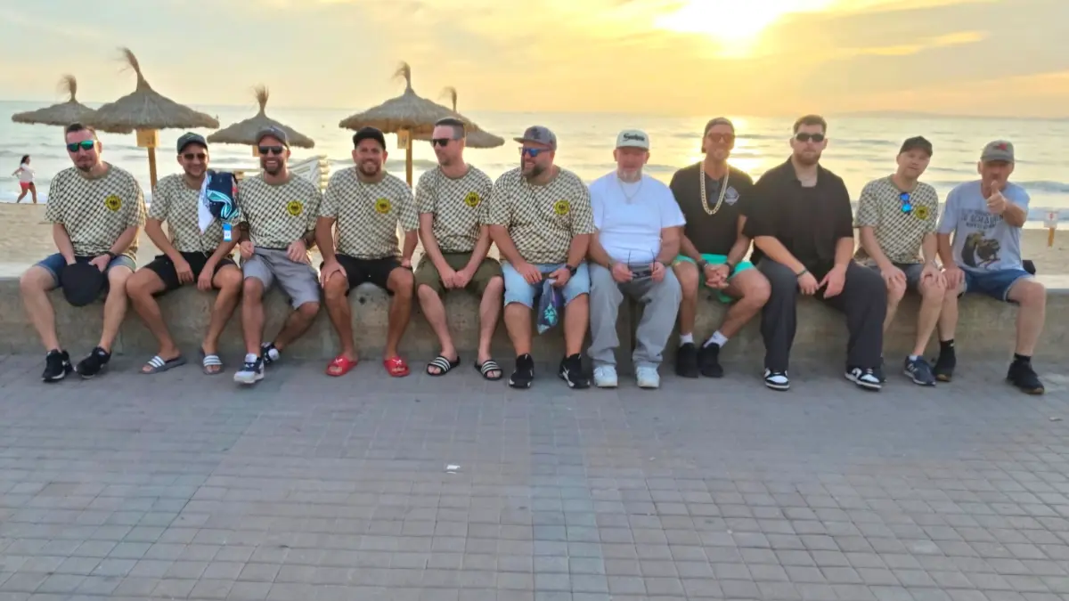 Die Mallorca-Reisegruppe des MRSV Waldachtal bei einem gemeinsamen Erinnerungsfoto am Strand. Die Teilnehmer waren zwischen 22 und 73 Jahre alt.