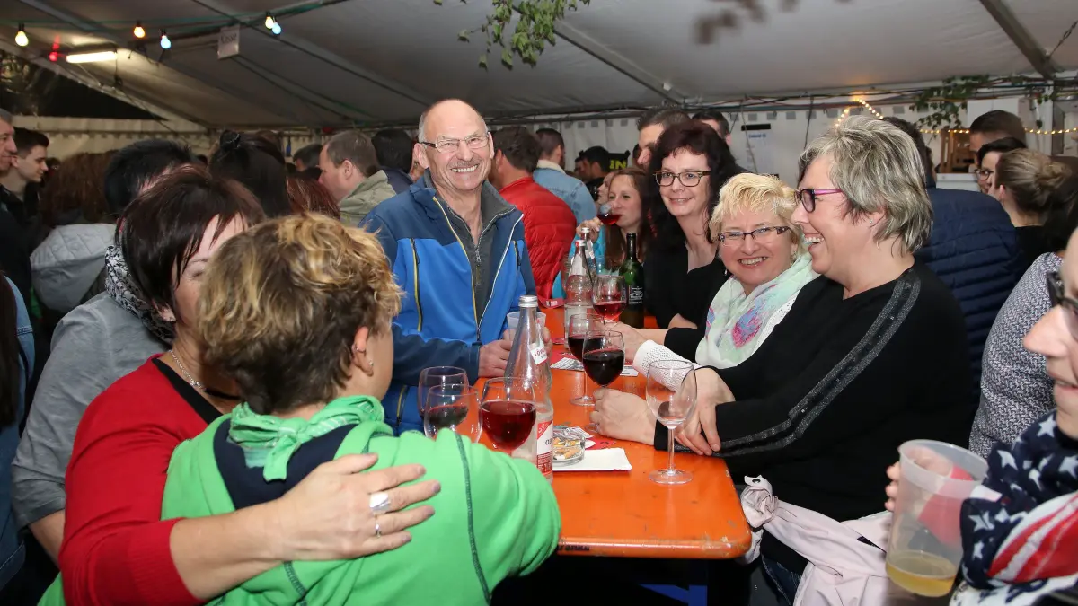 (ohne Überschrift): Vorsicht: Dieses Foto ist möglicherweise nur für den einstigen Verlag Schwäbisches Tagblatt verwendbar. Tanz in den Mai Kehlhof