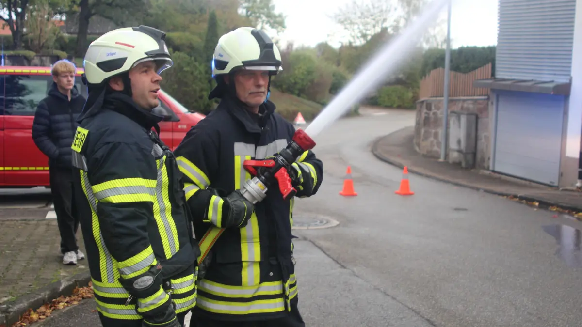 Zwei Feuerwehrmänner aus Steinen-Hägelberg löschen einen Brand an einer Scheune. Das war eines der Übungsszenarien, die am Wochenende bei den verschiedenen Feuerwehrabteilungen anstanden.
