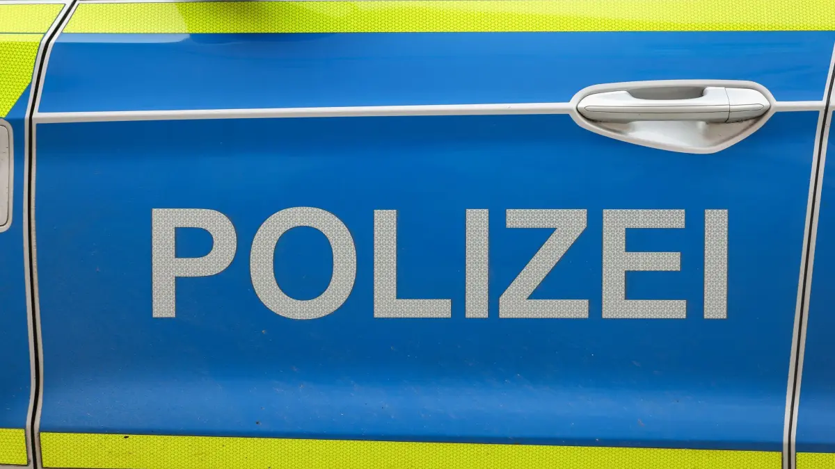 Kontrolle eskaliert: Polizist schießt „zur Abwehr“ auf Hund: Ein Streifenwagen der Polizei. (zu dpa: «Polizei in Görlitz: «zur Abwehr» auf Kampfhund geschossen»)
