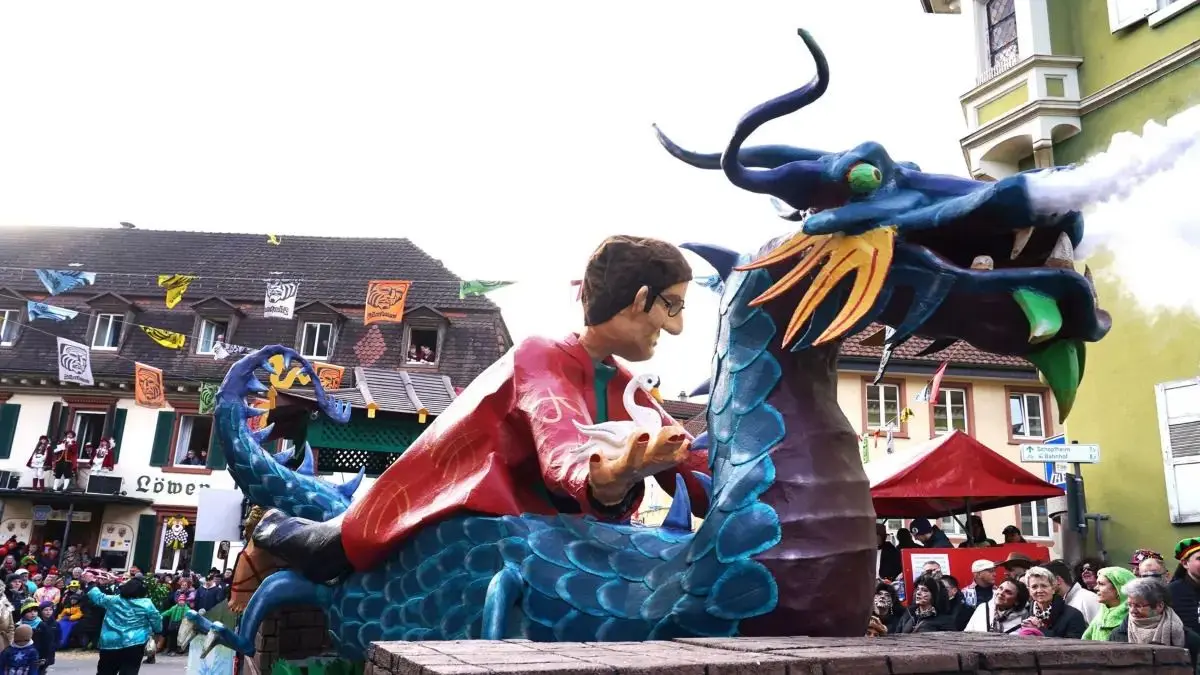 Spektakuläre Umzugswagen sind ein Kennzeichen der Zeller Fasnacht. Zum Jubiläums-Umzug im kommenden Jahr erwartete die Fastnachtsgesellschaft zudem zahllose Gäste von auswärts.