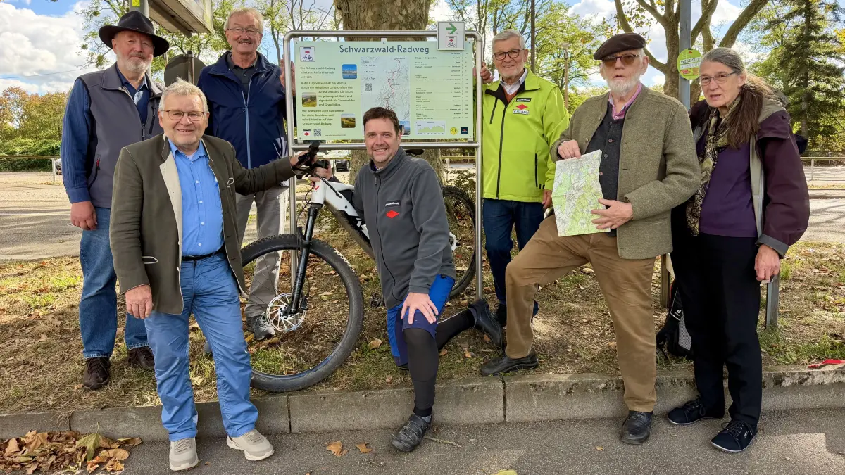 Bei der offiziellen Einweihung der neuen Tafel zum Schwarzwald-Radweg waren viele Verantwortliche des Schwarzwaldvereins gekommen; links Peter Grambart, Vorsitzender des Dobler Schwarzwaldvereins.