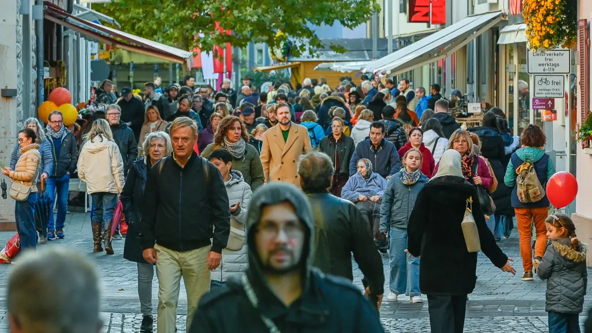 Der erste verkaufsoffene Sonntag zur Chrysanthema begann mit Regen und heftigen Windböen etwas zögerlich. Am Nachmittag war dann vor allem die Marktstraße überlaufen.