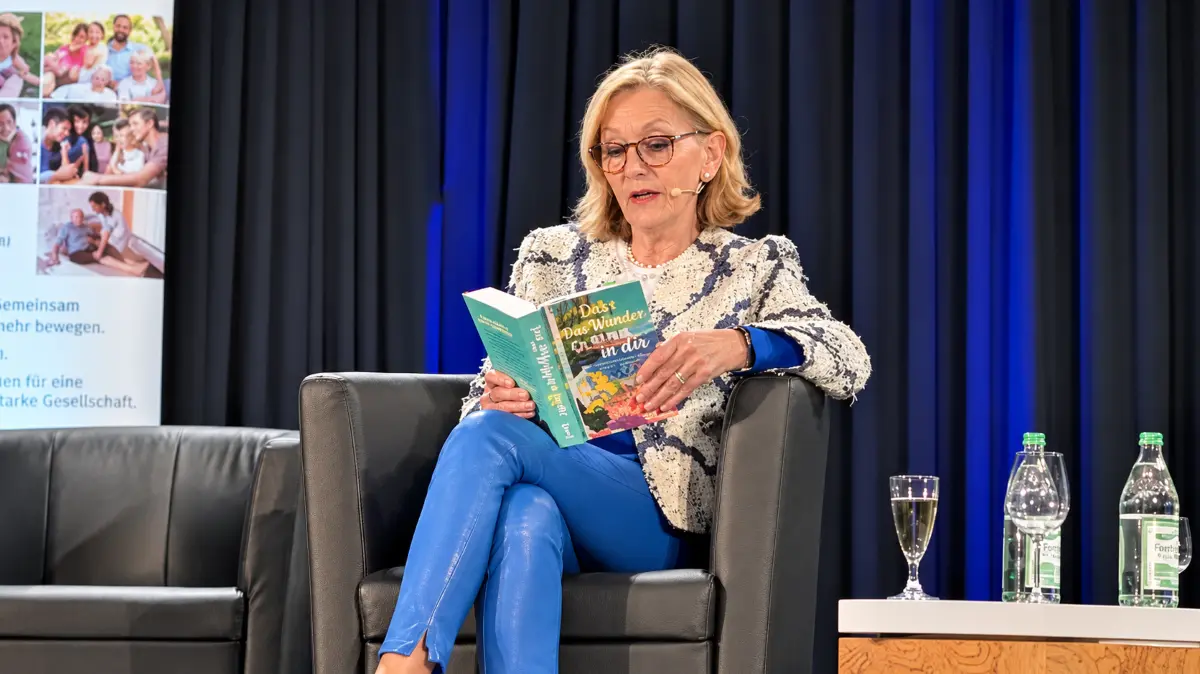 Gaby Hauptmann liest bei der Veranstaltung von VdK und SÜDKURIER aus ihrem aktuellen Buch „Es ist nie zu spät“.