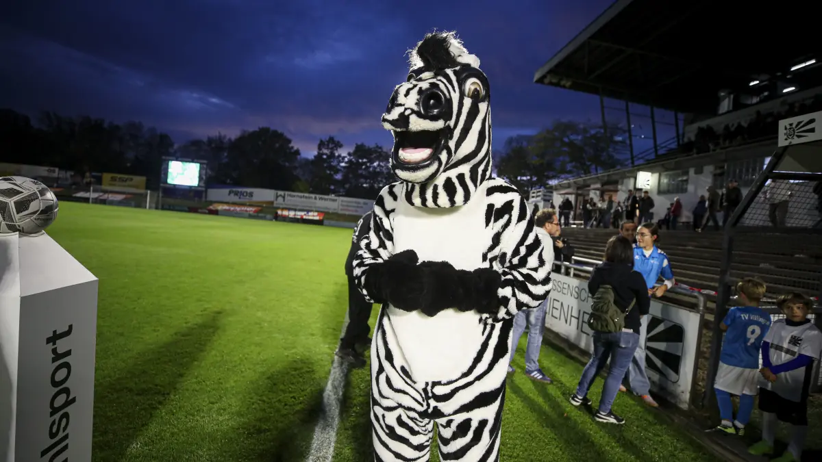 08-Maskottchen Massai hofft auf einen Heimsieg der Villinger gegen den Karlsruher SC II.