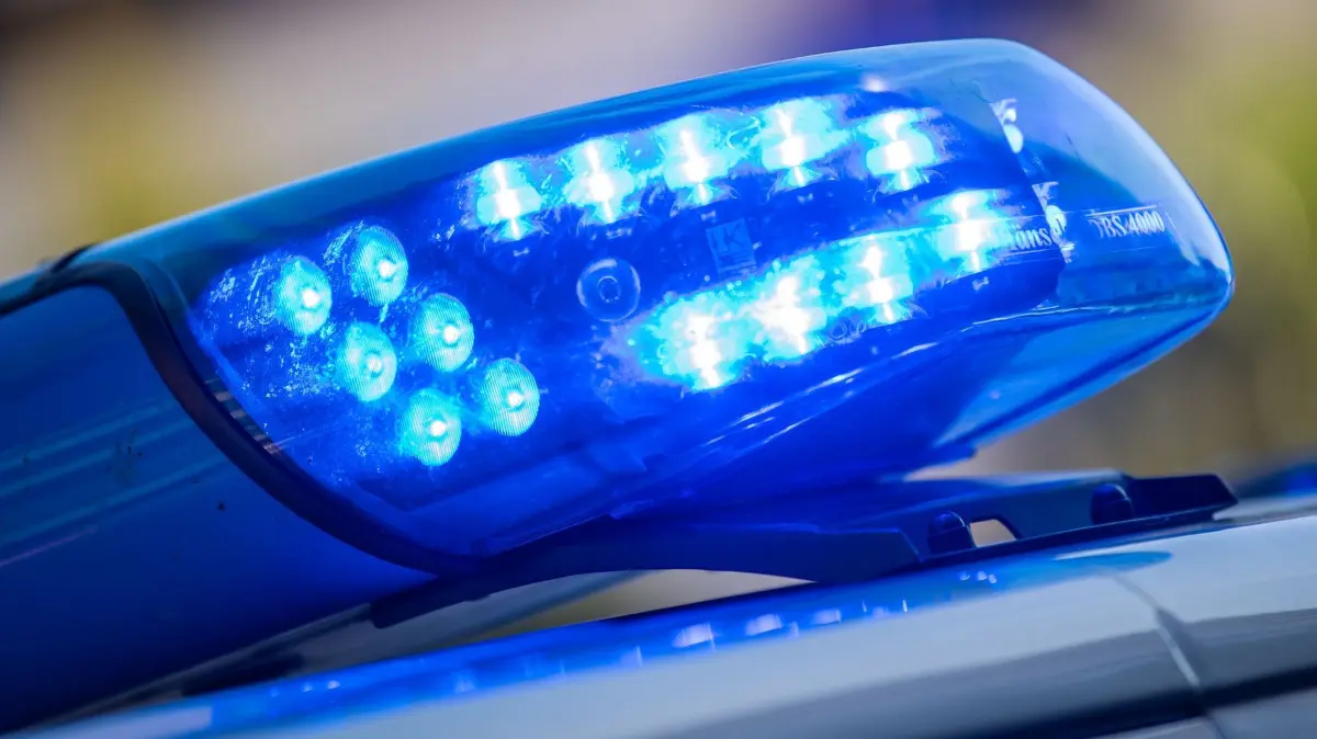 Polizei Symbolbild: Ein Blaulicht ist auf dem Dach eines Polizeifahrzeugs zu sehen. (zu dpa: «82-Jährige stirbt bei Unfall mit rangierendem Lkw»)