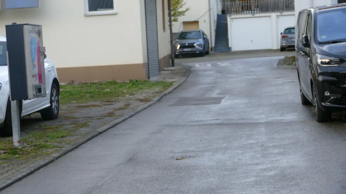 Beeinträchtigt der Zigarettenautomat (links) am Weidenweg den Autoverkehr und das Umfeld? Der Ortschaftsrat wünscht sich einen Rückbau.