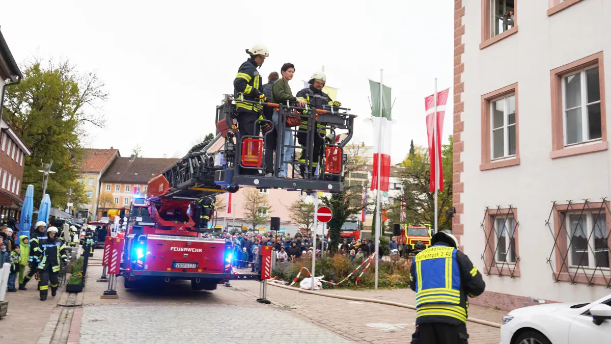 Fünf Menschen waren im Sitzungszimmer im zweiten Obergeschoss durch den Rauch eingeschlossen. Sie mussten dann mit der Drehleiter in Sicherheit gebracht werden. Am Fenster oben sieht man die zweite, noch nicht gerettete Gruppe.