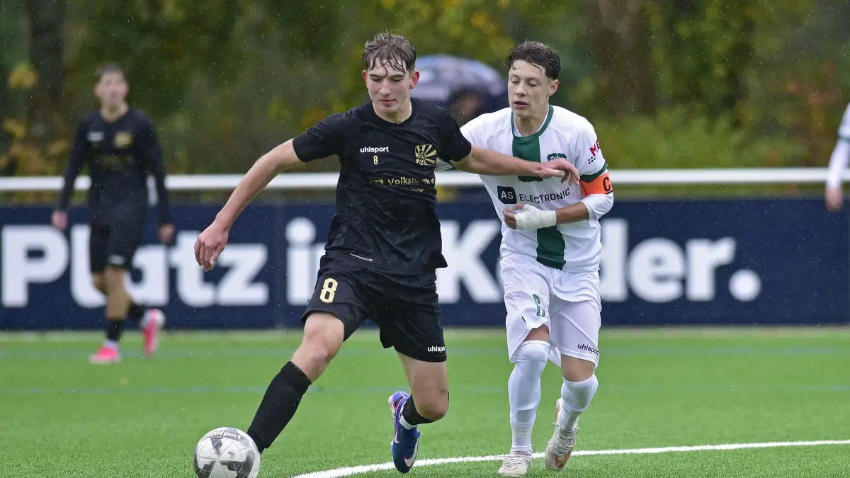 Die U17 der DJK Donaueschingen um Timo Rozmarin (weiß) trifft am Dienstagabend auf den SC Freiburg.