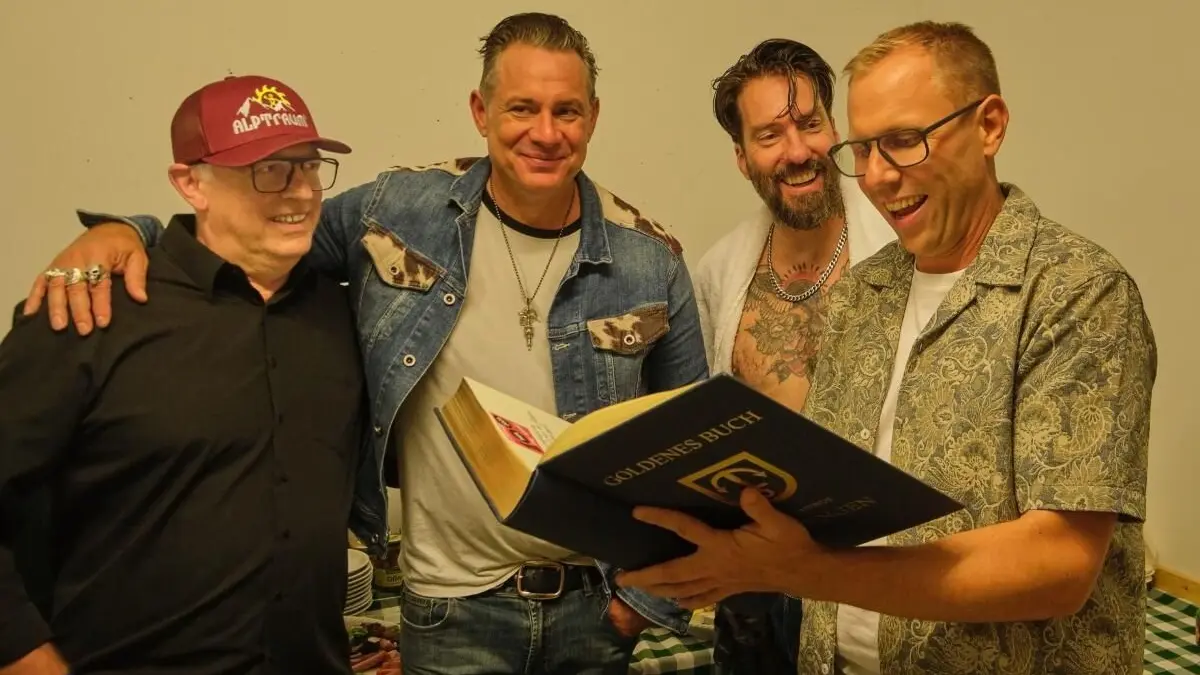 TheBossHoss hatten viel Spaßin Empfingen: Sascha Vollmer umarmte SGE-Vorsitzenden Ralf Schima, Bürgermeister Ferdinand Truffner las den Text zum Eintrag ins Goldene Buch vor. Alec Völkel lachte: „Mit Reimen habt ihr es nicht so.“(Archivfoto)