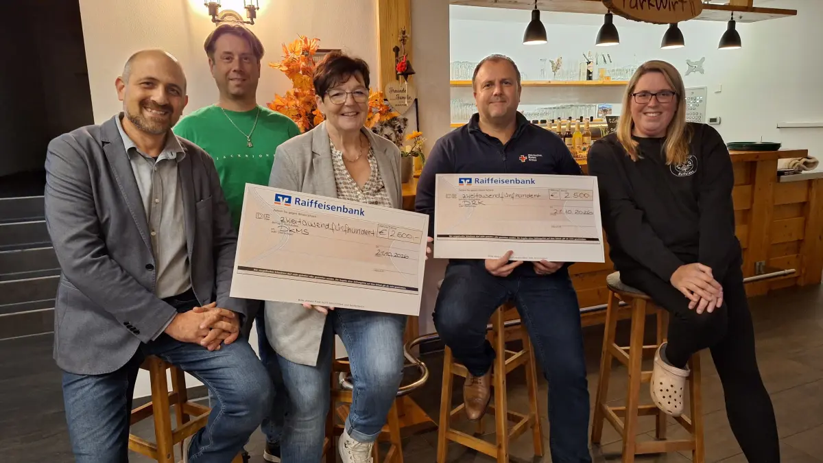Arif Özkan (von links), Mario Bugler, Petra Feil, Reinhard Hör und Lisa Künne sind stolz auf den Erfolg und das Ergebnis der Charity-Aktion des Ebhäuser Gewerbetreffs.