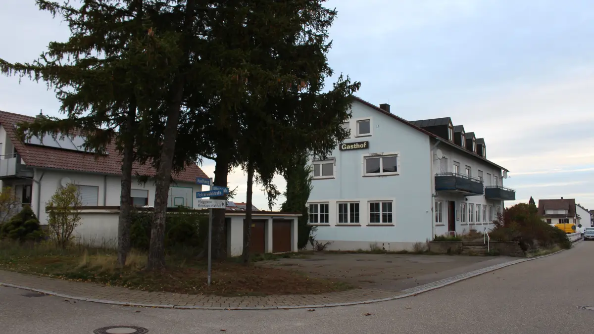 Ein Investor hat das ehemalige Café Baur gekauft, das nur im Gesamtpaket mit den Garagen links vom Gebäude und mit dem brachliegenden Grundstück rechts dahinter abzugeben war.