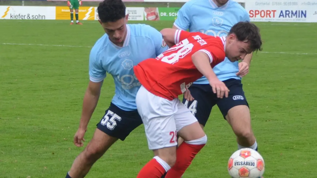 Hofstettens Moritz Matt (rotes Trikot) stellt sich im Spiel gegen Denzlingen einem Dreikampf.