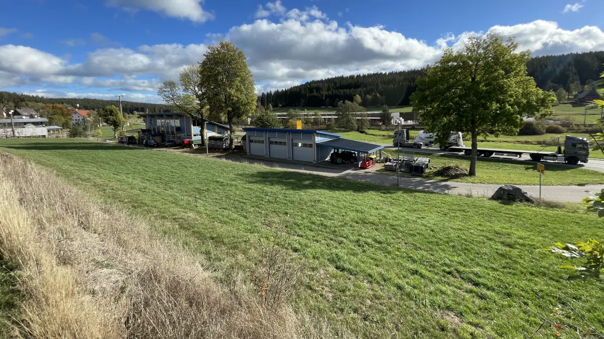 Unweit der Bundesstraße 33 und der Schwarzwaldbahn-Trasse soll auf Peterzeller Gemarkung eine Freiflächen-Photovoltaik-Anlage entstehen. Im Technischen Ausschuss der Stadt St. Georgen sorgte das Thema für Debatten.