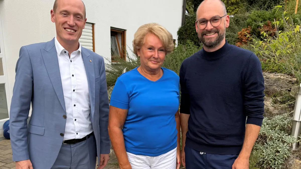 Dr. med. Karin Todoroff (Mitte) und Dr. med. Julian Müller freuen sich über den Besuch von Bürgermeister Jonathan Berggötz (links) in der Hausarztpraxis Sunthausen und auf deren zukünftige Entwicklung.
