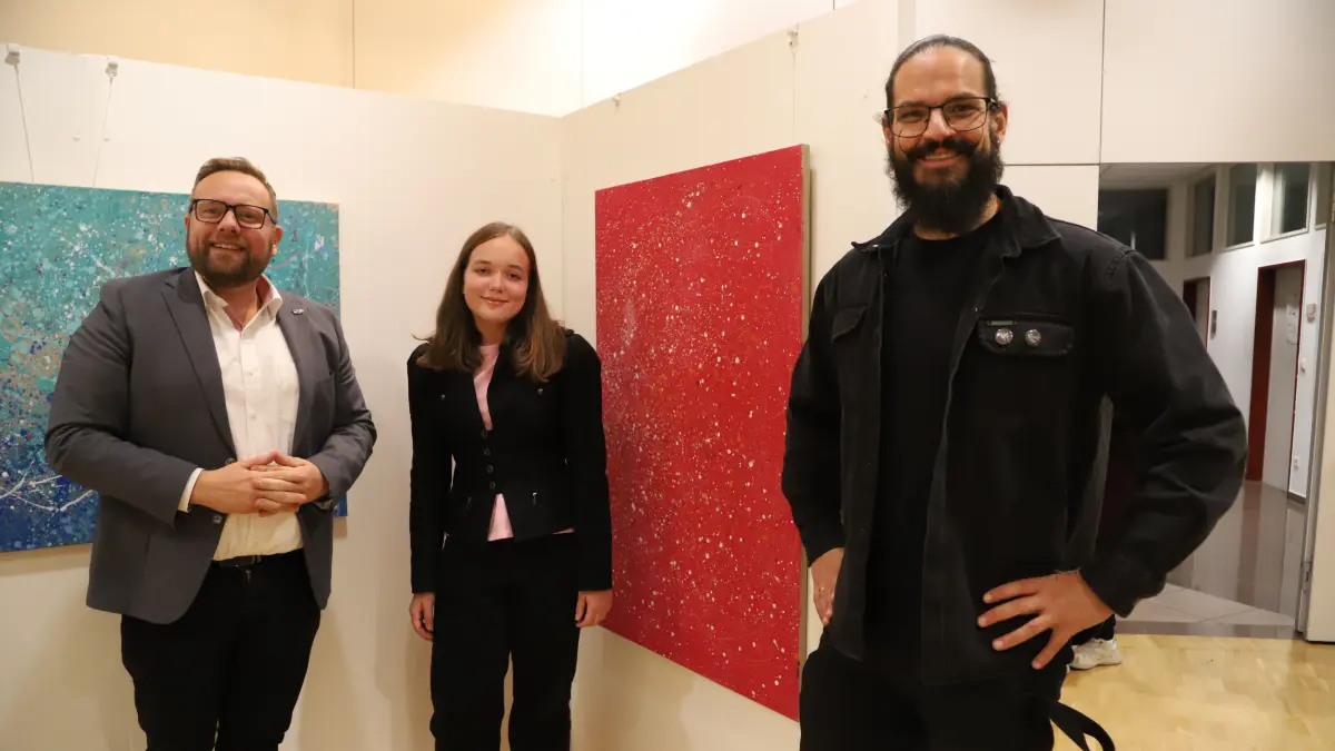 Es ist Usus, dass die Stadt Triberg bei Kunstausstellung eines der Werke erwirbt. Bürgermeister Sven Ketterer (von links) hat sich für das Werk von Leonie Epting entschieden, zur Freude von Schulleiter Michael Engst