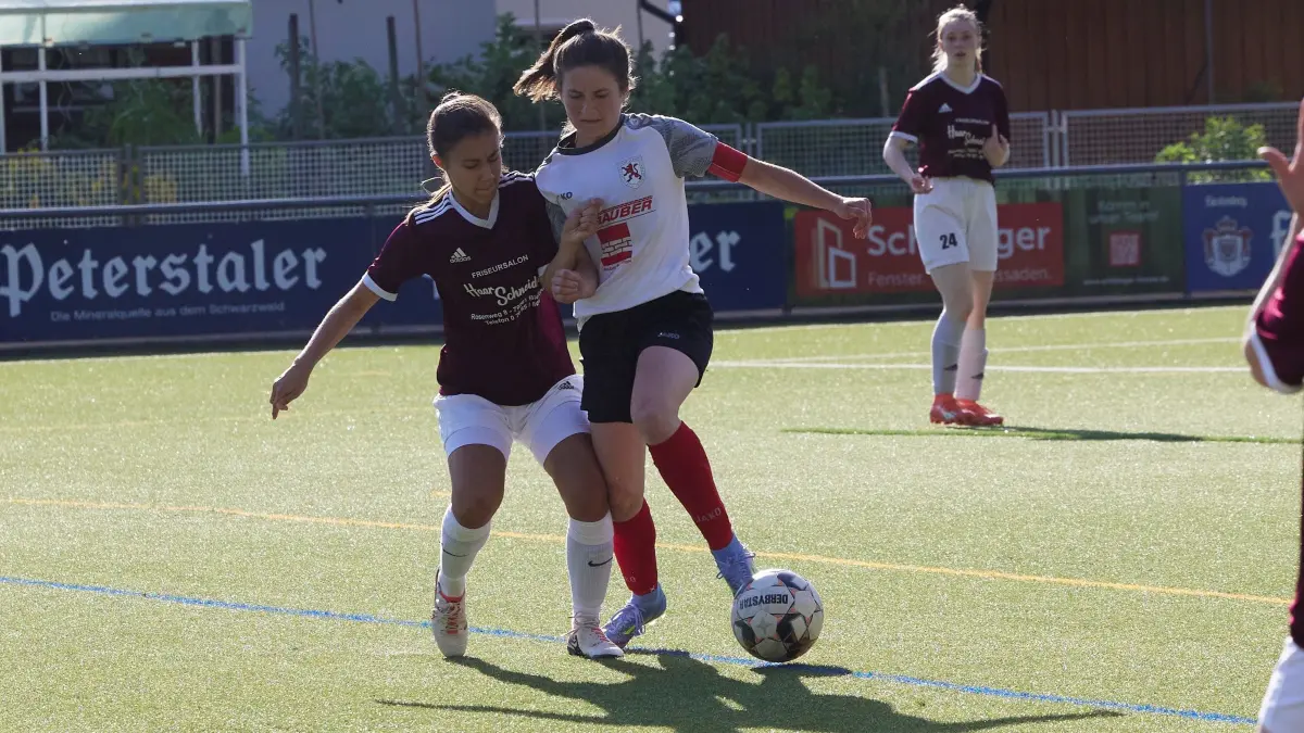 Jana Lehmann (weißes Trikot) traf dreimal für den SV Oberwolfach.