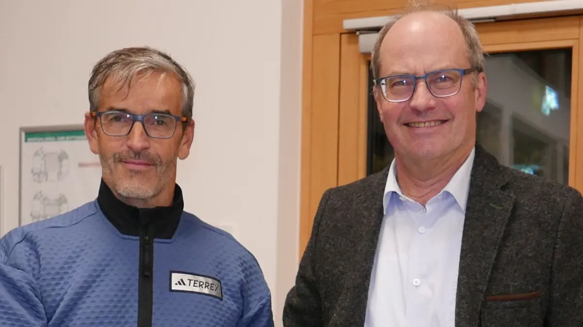Markus Elsässer (links) ist vom Gemeinderat offiziell zum neuen Ortsvorsteher von Liel gewähltworden. Bürgermeister Christian Renkert gratulierte.