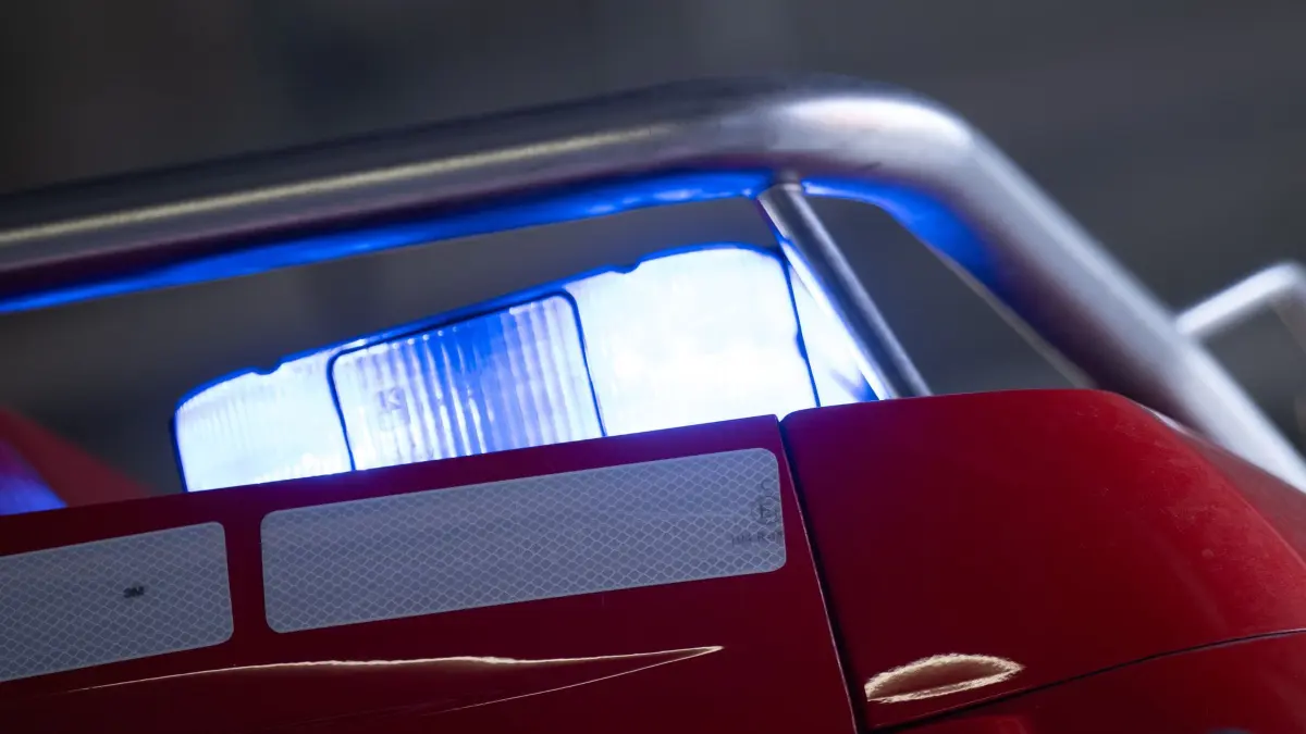 Brand in Rheinzabern: Ein Blaulicht leuchtet auf einem Feuerwehrwagen der Feuerwehr (zu dpa: «Vier Lkw zerstört - Polizei ermittelt wegen Brandstiftung»)