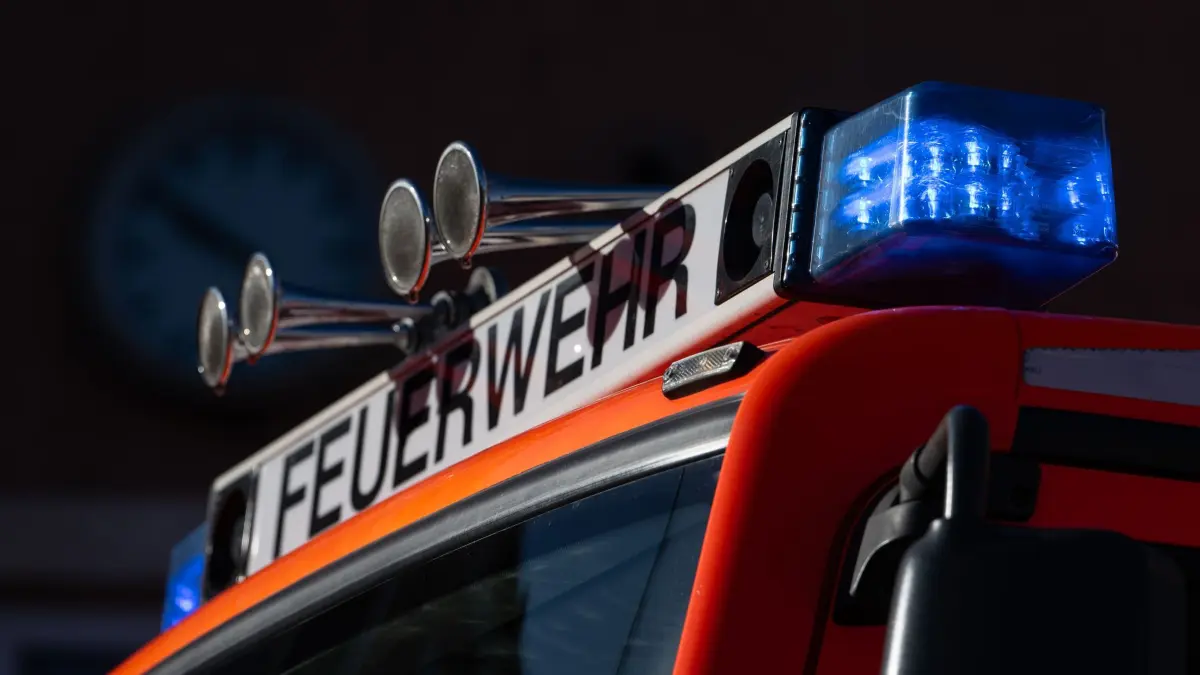 Feuerwehr : Blaulicht ist auf einem Einsatzfahrzeug der Feuerwehr zu sehen. (zu dpa: «Acht Verletzte nach Kellerbrand in Berliner Wohnhochhaus»)