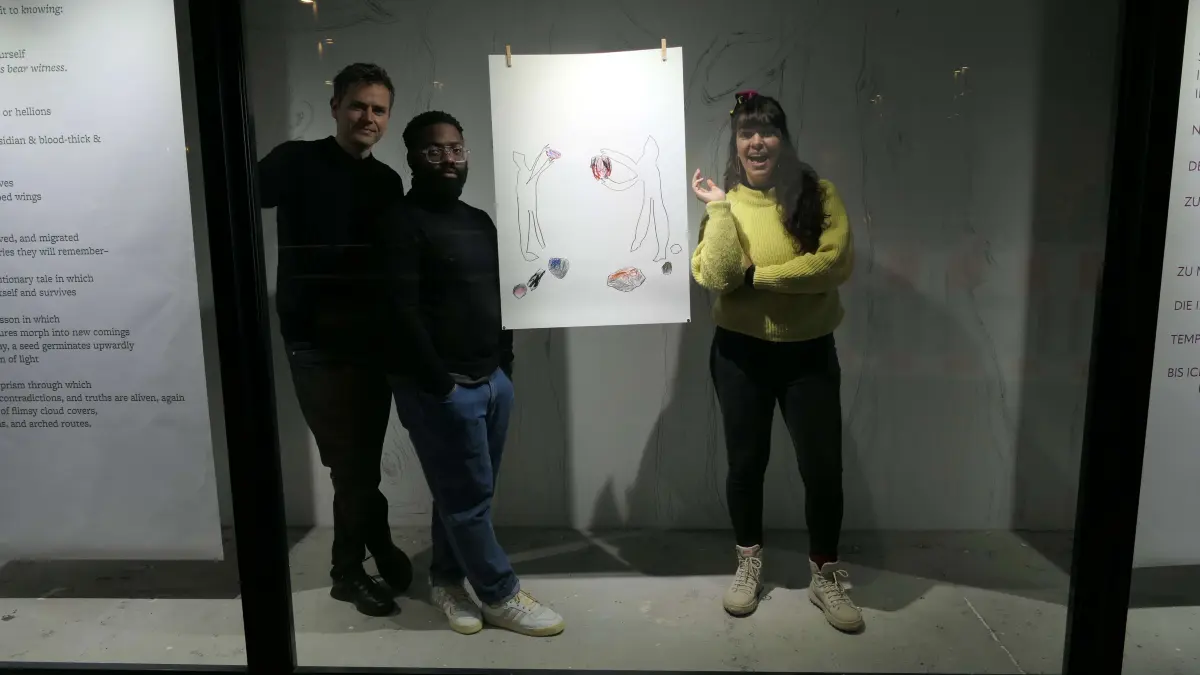 Andreas Doepke, hn. Iyonga und Sascia Bailer stellen im Dialogfenster von Global Forest Kunstwerke aus.