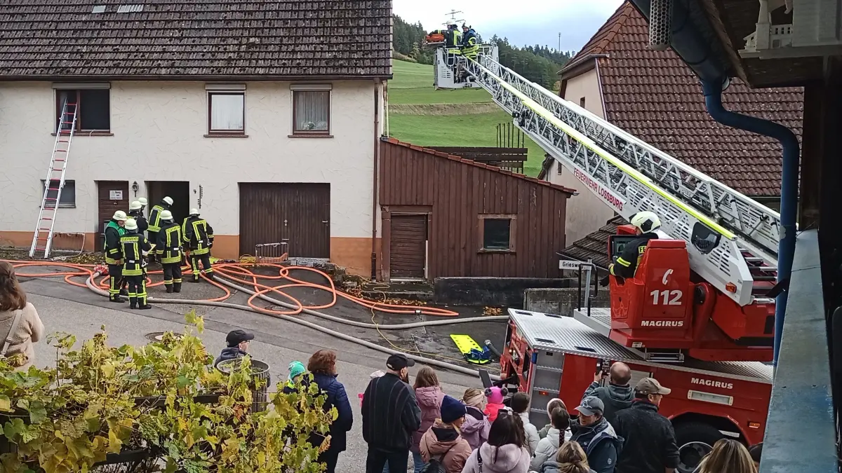 Die Rettung erfolgte mit Atemschutz und Steckleiter – aber auch die große Drehleiter aus Loßburg kam in Leinstetten zum Einsatz.