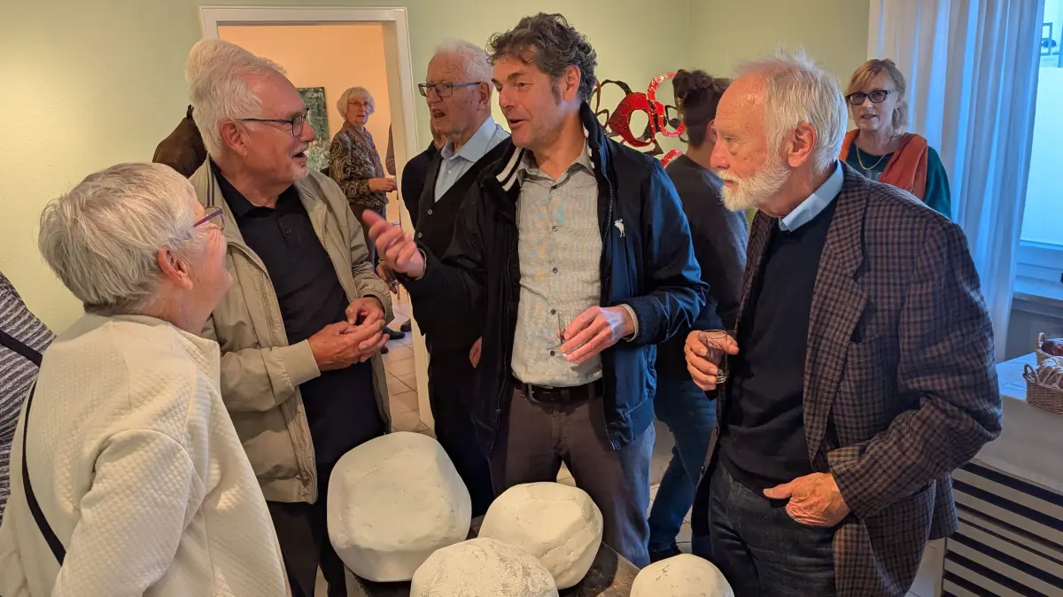 In lebhaftem Gespräch mit den Vernissage-Gästen: v.r. Konstantin Weberund Bruno Feger