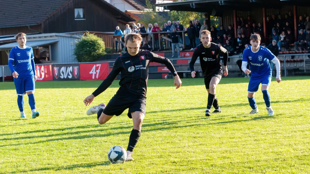 Steinachs Robin Schmidt verwandelt den an ihm verursachten Strafstoß zum 3:1.