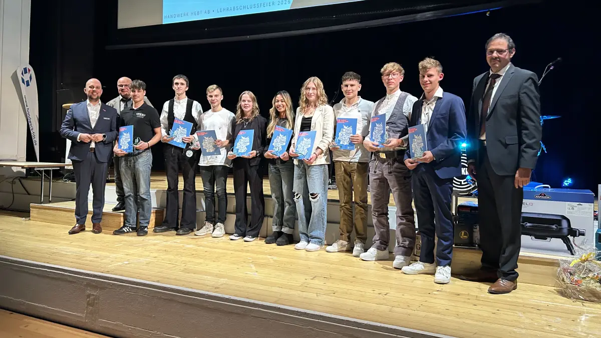 Die Champions des Handwerks (bis maximal Note 2,2) mit Lennard Nöller, Geschäftsführer der Kreishandwerkerschaft (links) und Kreishandwerksmeister Friedrich Barth (rechts).